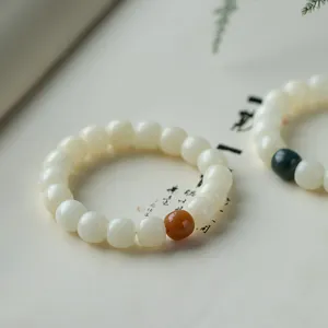 Bracelet élégant en perles de racine de Bodhi blanches avec perle d'accent pour le style Zen.