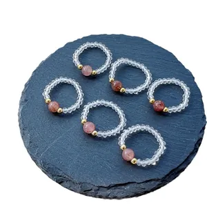 Handgefertigte elastische Ringe mit rosa Erdbeerquarz und klaren Kristallperlen