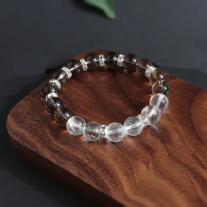 Detailaufnahme des Armbands aus Rauchquarz und Bergkristall mit silbernen Zwischenstücken