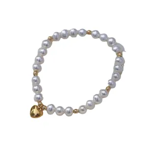 Bracelet élégant en perles d'eau douce avec un pendentif en forme de cœur doré pour femme