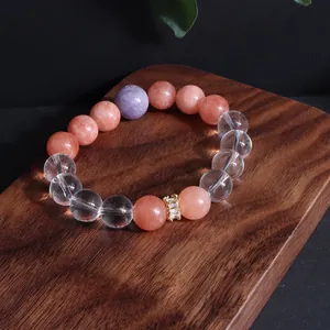 Detailansicht eines handgefertigten Perlenarmbands mit Sonnenstein, Amethyst und Quarz