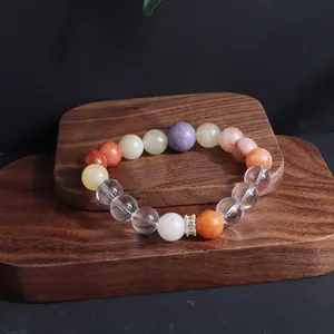 Mehrfarbiges Naturstein-Perlenarmband mit Sonnenstein und Kristall auf Holzständer