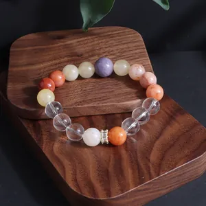 Detailansicht eines mehrfarbigen Edelstein-Armbands mit Sonnenstein und Amethyst.