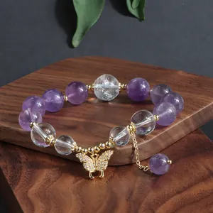 Detailansicht von Amethyst- und Bergkristall-Armband mit funkelndem Gold-Schmetterling