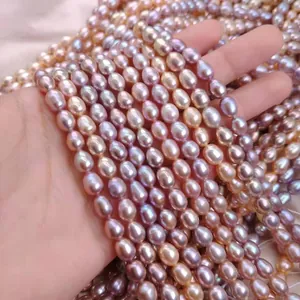Primer plano de perlas de arroz naturales de agua dulce en colores pastel mixtos
