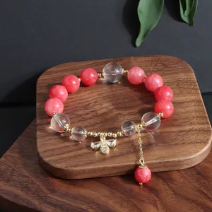 Detailansicht: Armband aus rosa Turmalin und Kristall mit einem goldener Biene Anhänger