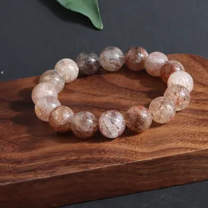 Detalle de cuentas de cristal Super Seven naturales con inclusiones minerales rutiladas.