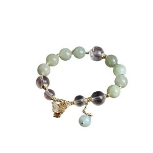 Elegantes handgefertigtes Perlenarmband aus Jadeit und Amethyst mit goldenem Schmetterling