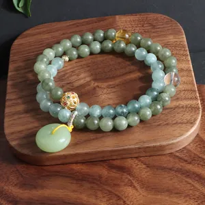 Detailansicht eines zweireihigen Armbands aus grüner Jade mit einem Pingan-Schnallenanhänger