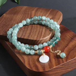 Vista detallada de la pulsera de piedra natural azul de doble capa con dije de paz
