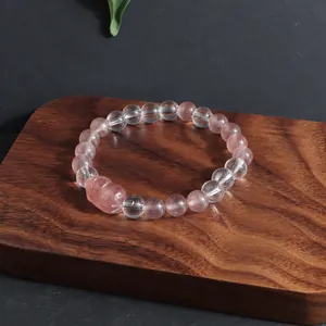 Détail du bracelet de style nouveau chinois en quartz fraise et cristal avec Pixiu