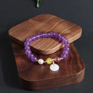 Detailansicht eines Amethyst-Armbands im neuen chinesischen Stil mit Jade und Perlen