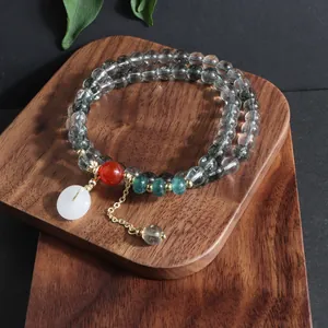 Detalle de pulsera de varias vueltas en piedra natural con cristal y hebilla pingan