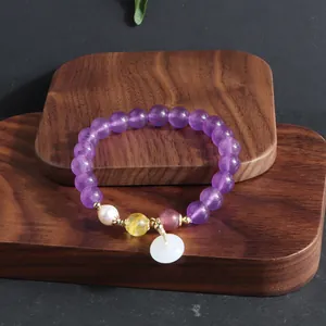 Exquisite Detailansicht eines Amethyst-Armband im chinesischen Stil mit Jade und Perlenanhänger