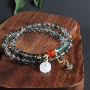 Primer plano de pulsera retro de piedra natural con hebilla Ping'an de jade blanco