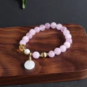 Nahaufnahme von Rosenquarz-Armband mit weißem Jade-Ping-An-Kou-Anhänger.