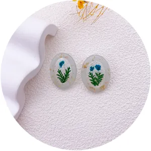 Pendientes de resina hechos a mano con flores secas azules reales y láminas de pan de oro