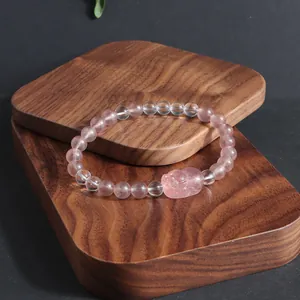 Vue détaillée d'un bracelet en quartz fraise avec cristal clair et breloque Pixiu