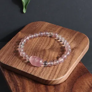 Vue détaillée d'un bracelet en cristal de fraise et quartz avec un charme Pixiu
