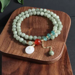 Vista detallada de pulsera multicapa de piedra natural de estilo chino con colgante de jade