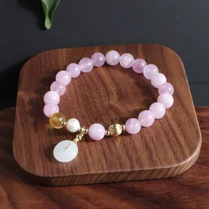 Nahaufnahme von lila Amethyst Armband mit Perle und weißem Jade Sicherheitsverschluss