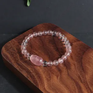 Élégant bracelet en cristal fraise rose avec un pendentif cochon sculpté sur bois