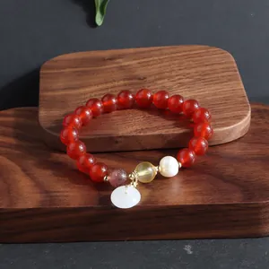 Detailansicht eines Armbands aus rotem Achat mit weißer Jade und echter Süßwasserperle