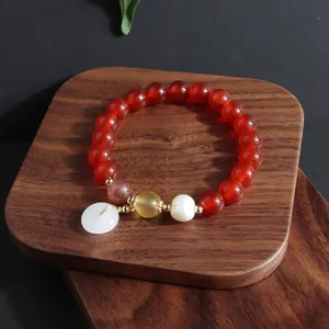 Elegantes Perlenarmband mit rotem Achat, Süßwasserperle und weißem Jade-Donut.