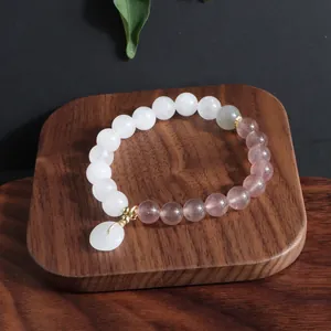 Nahaufnahme eines Armbands im neuen chinesischen Stil mit weißer Jade und rotem Achat