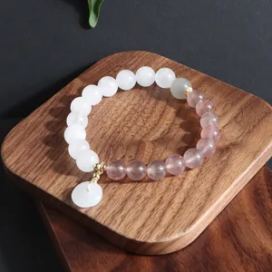 Detaillierte Ansicht eines Armbands im neuen chinesischen Stil mit roten Achat und Jadeperlen