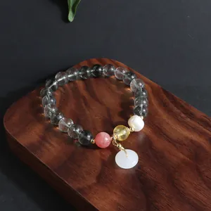 Detailansicht eines Armbands im neuen chinesischen Stil mit farbenfrohen Edelsteinen und Perle