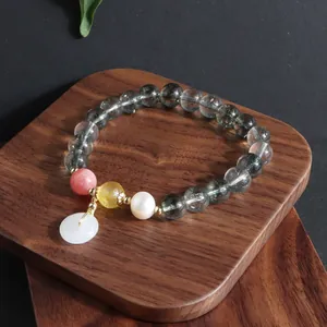 Detaillierte Makroaufnahme des Armbands im neuen chinesischen Stil mit weißer Jade