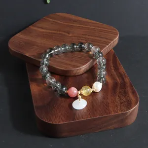Detailansicht eines Edelsteinarmbands im chinesischen Stil mit Perle und Jade-Ping'an-Kou
