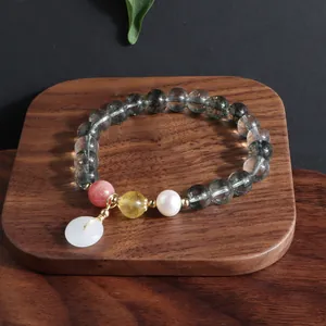 Detailansicht eines Armbands im neuen chinesischen Stil mit grünem Quarz und Jade
