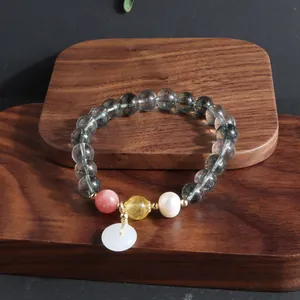 Detailansicht eines Armbands im neuen chinesischen Stil mit grünen Quarzhörnern
