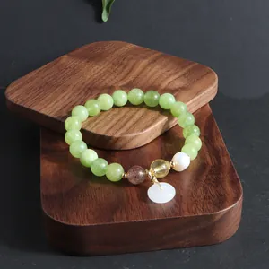 Nahaufnahme eines Armbands im neuen chinesischen Stil mit grünen Perlen, weißer Jade und Perle