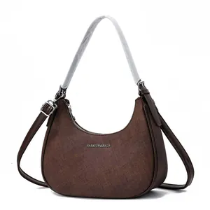 Elegante bruine getextureerde hobo schoudertas met crossbody riem en strak ontwerp
