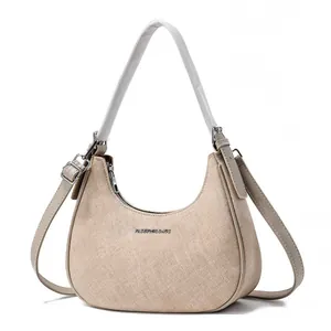 Elegante beige hobo schoudertas met textuur en een verstelbare crossbody riem detail