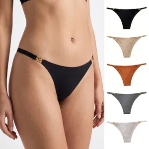 Detail von nahtlosen Low-Waist-Slips mit Goldringen und verschiedenen Farboptionen