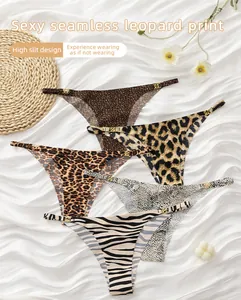 Gros plan montrant cinq strings sans couture sexy à imprimé léopard et zèbre sur tissu blanc