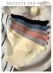 Gedetailleerd overzicht van naadloze ijszijden slips in diverse kleuren met zachte textuur
