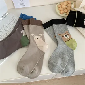 Vue détaillée de chaussettes en coton avec illustrations d'ours et de lapin mignon