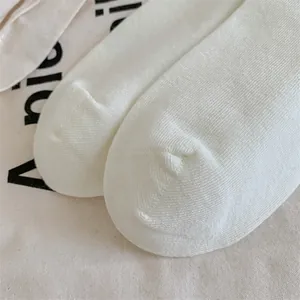 Gros plan montrant la couture de haute qualité sur la pointe des chaussettes en coton