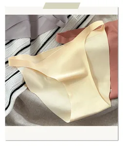 Detailopname van naadloze ijssijde strings in geel, roze en grijs met katoenen kruisje