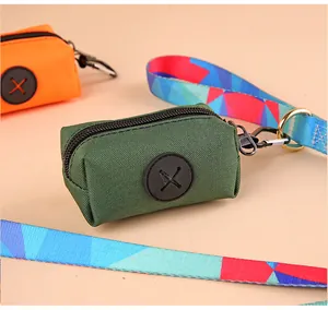 Detailansicht des olivgrünen Hundekotbeutel-Halters aus Nylon mit Reißverschluss.