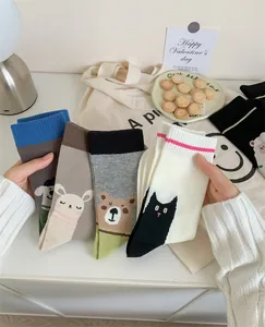Vue détaillée de quatre paires de chaussettes à motifs d'animaux pour femmes.