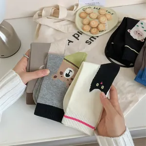 Gros plan de chaussettes en coton de style japonais avec motifs de chat et d'ours