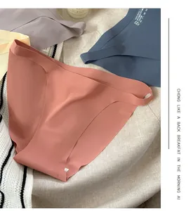 Detailopname van naadloze thong van ijszijde met ademend katoenen kruisje en zachte stof