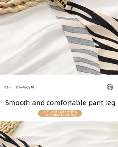 Détail d'un string sans couture en soie glacée avec imprimé animal et jambe lisse