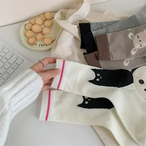 Gros plan de mignonnes illustrations d'animaux sur des chaussettes en coton respirantes